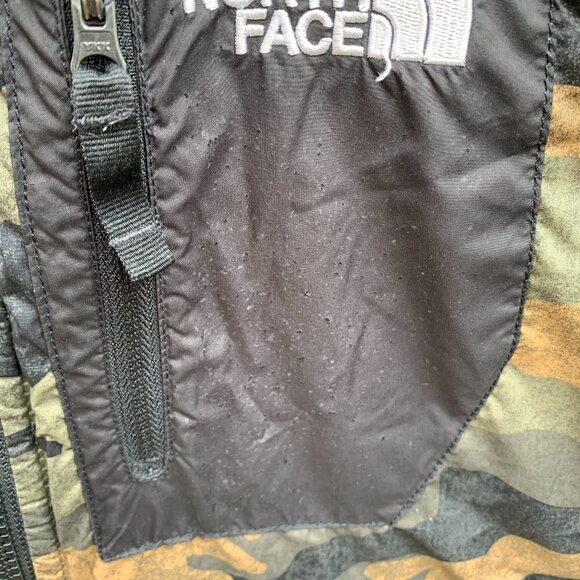 The North Face Reversible Nuptse Jacket Camo Green - Picture 9 of 9